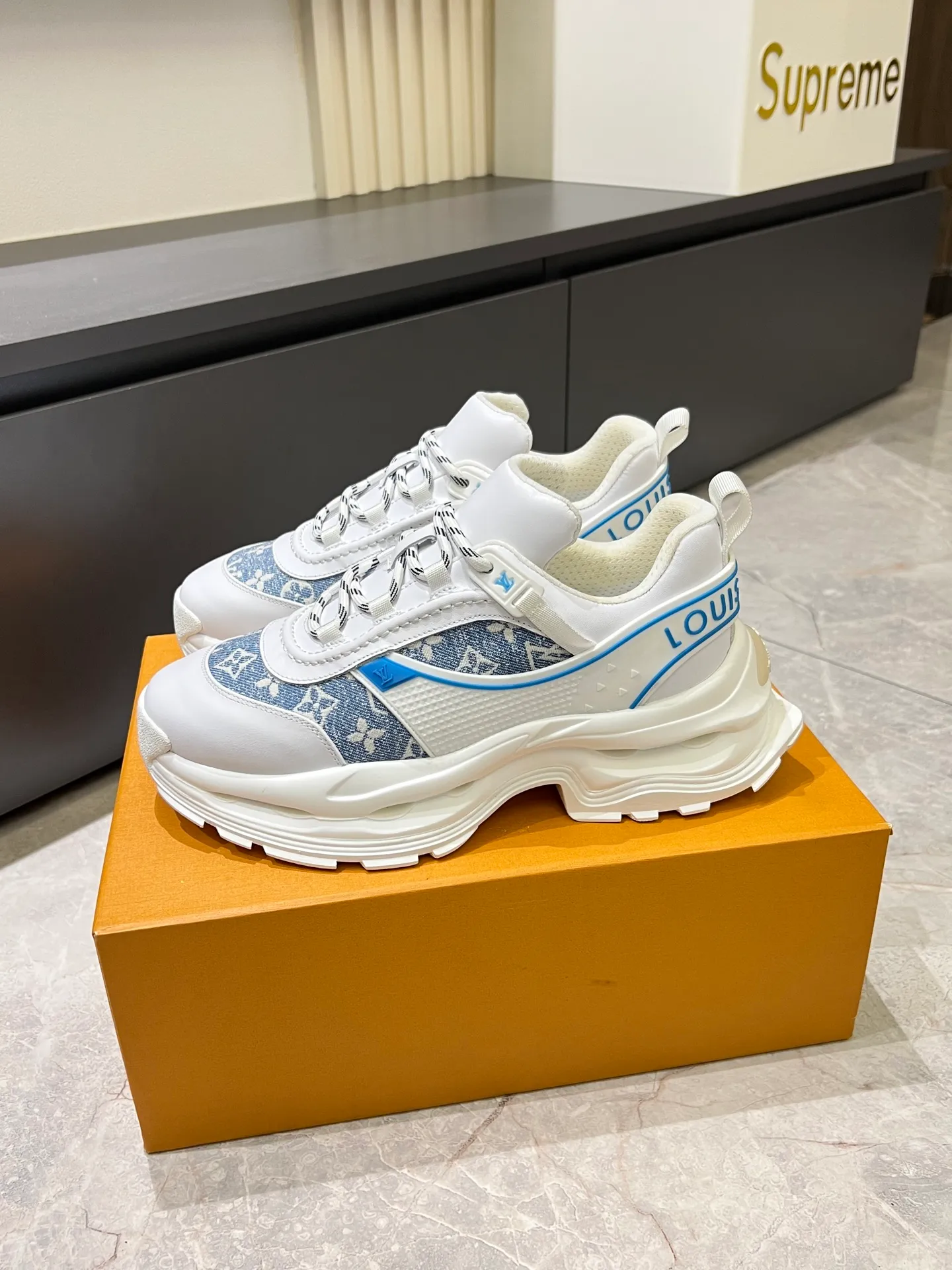 p600 "LOUI* VUITTO*" popular men's casual shoes, genuine development in Italy 💯Purchasing level quality ✔️The upper is made of first-layer cowhide, comfortable and soft sheepskin feet ⚡️ Fashionable and versatile, the toe last shape is firm and full, the soles are made from original LV molds and can be freely entered and exited the counter. Light and comfortable on the feet~Purely handmade, details determine quality! Size:39-44!